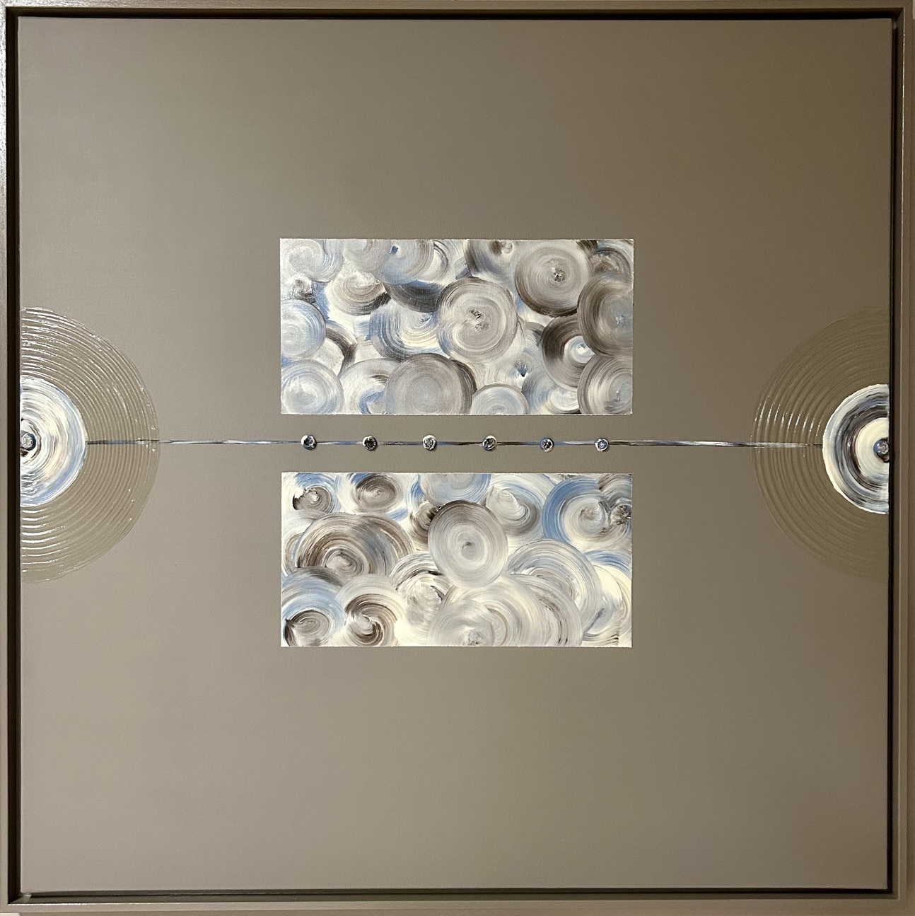 Claudia Massolini, Atmosfera celeste, Acrilico su tela, 100x100 cm, 2025